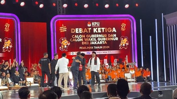 3 paslon berpelukan usai debat ketiga Pilgub Jakarta