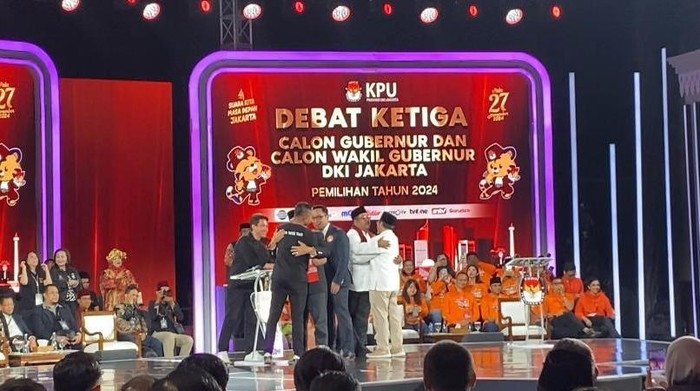 3 paslon berpelukan usai debat ketiga Pilgub Jakarta