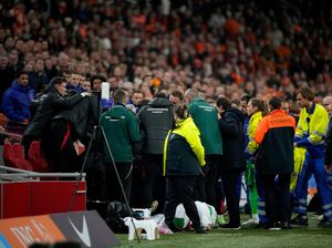 Momen Horor Staf Pelatih Hungaria Kolaps di Bench