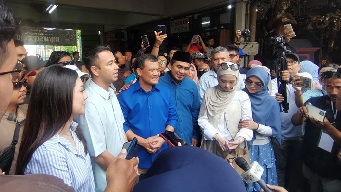 Ahmad Luthfi Blusukan ke Pasar Antik Solo Bareng Raffi Ahmad dkk