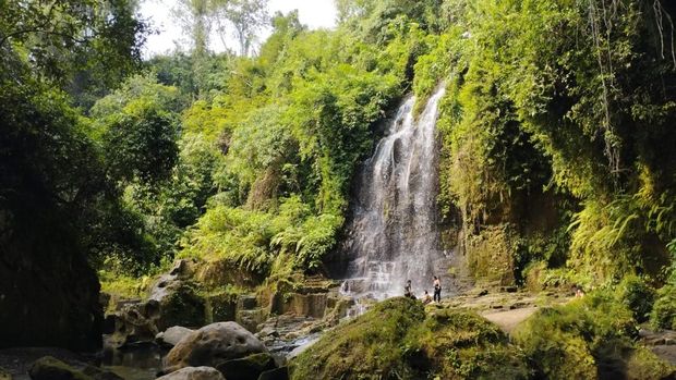 Air Terjun Temesi di Desa Temesi, Gianyar, Bali, Sabtu (16/11/2024). Air terjun tersebut berada di tepi Tukad Sangsang.