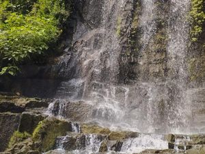 Eksotisnya Air Terjun Temesi di Tebing Berbatu Gianyar