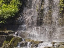 Eksotisnya Air Terjun Temesi di Tebing Berbatu Gianyar