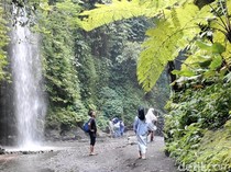 Sensasi Susur Sungai untuk Menikmati Pesona Air Terjun Toya Bulan