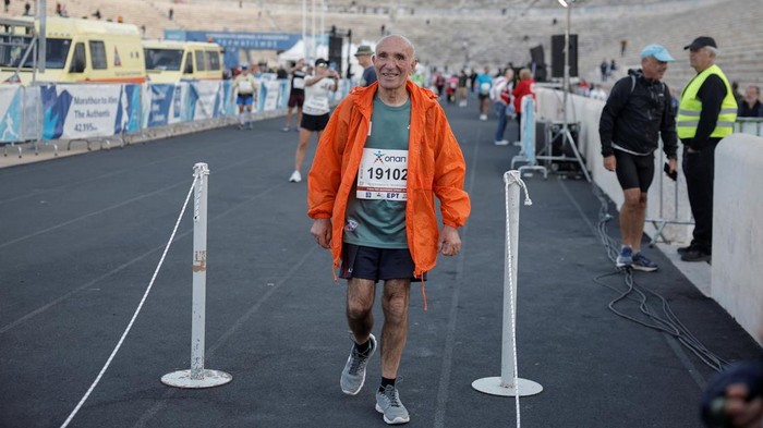 Aksi Luar Biasa Kakek 88 Tahun Ikut Lomba Lari Maraton Ploutarchos Pourliakas, 88, the oldest runner in the 41st Athens Authentic Marathon crosses the finish line at the Panathenaic Stadium in Athens, Greece, November 10, 2024. REUTERS/Louisa Gouliamaki
