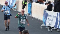 Terinspirasi oleh putranya, seorang pelari ultramaraton, Pourliakas mulai berlari di kota kelahirannya, Kastoria, di Yunani utara, pada usia 73 tahun. Ini menandai kedua belas kalinya ia menyelesaikan lomba ikonik sepanjang 42,195 kilometer (26,21 mil) dari Makam Maraton ke Stadion Panathenaic.