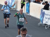 Aksi Luar Biasa Kakek 88 Tahun Ikut Lomba Lari Maraton