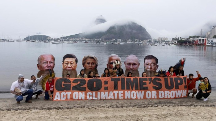 Aksi Masyarakat Adat di Brasil Protes Lambatnya Penanganan Krisis Iklim Members of the Indigenous People Association stage a protest to demand action on climate change, holding big head cut-outs of world leaders U.S. President Joe Biden, China's President Xi Jinping, European Commission President Ursula von der Leyen, India's Prime Minister Narendra Modi, Russian President Vladimir Putin and Japan's Prime Minister Shigeru Ishiba, on the waters of Botafogo Bay, ahead of the G20 Summit, in Rio de Janeiro, Brazil November 16, 2024. REUTERS/Tuane Fernandes TPX IMAGES OF THE DAY