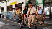 Para pemain teatrikal menggambarkan situasi saat sejumlah pejuang dan petugas kereta api mengevakuasi ribuan pejuang yang terluka dan pasien dari Rumah Sakit Simpang menuju Stasiun Gubeng. Mereka diangkut ke gerbong kereta, yang kemudian membawa mereka ke lokasi yang lebih aman, salah satunya di Mojokerto.