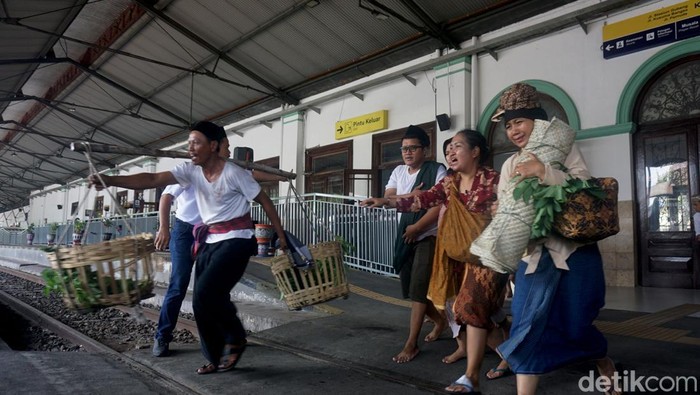 Aksi treatrikal Kereta Api Terakhir Surabaya di Stasiun Gubeng
