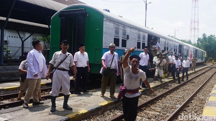 Aksi treatrikal Kereta Api Terakhir Surabaya di Stasiun Gubeng Aksi treatrikal Kereta Api Terakhir Surabaya di Stasiun Gubeng