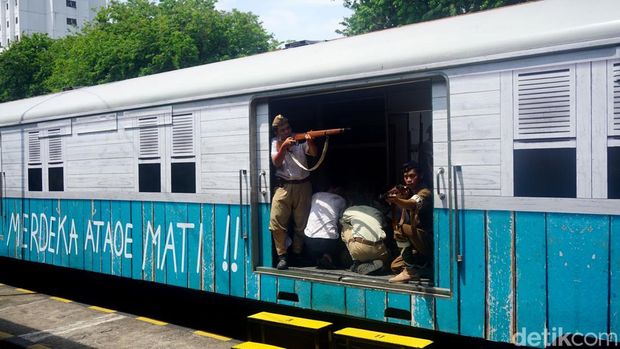 Aksi treatrikal Kereta Api Terakhir Surabaya di Stasiun Gubeng