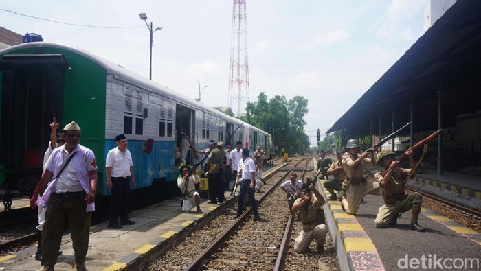 Aksi treatrikal Kereta Api Terakhir Surabaya di Stasiun Gubeng