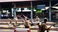 Teatrikal ini menarik perhatian banyak calon penumpang kereta api di Stasiun Gubeng.