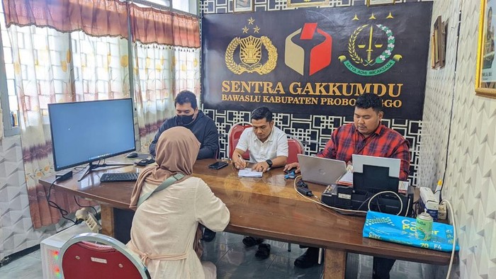 Bawaslu Kab Probolinggo memeriksa saksi kasus viral bagi-bagi uang