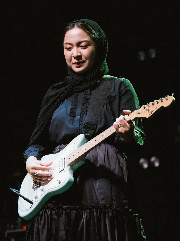 Bernadya Pakai Kerudung Bernadya Pakai Kerudung Saat Manggung di Aceh