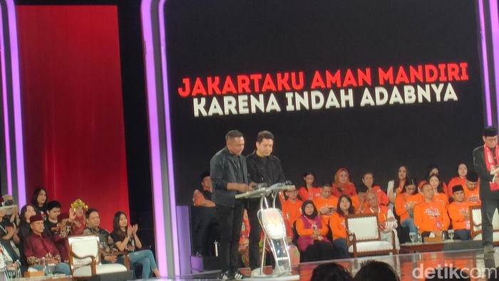 Cagub nomor urut 2 Dharma Pongrekun (kiri) dan cawagub Kun Wardana (kanan) saat debat Pilkada Jakarta 2024. (Dwi R/detikcom)
