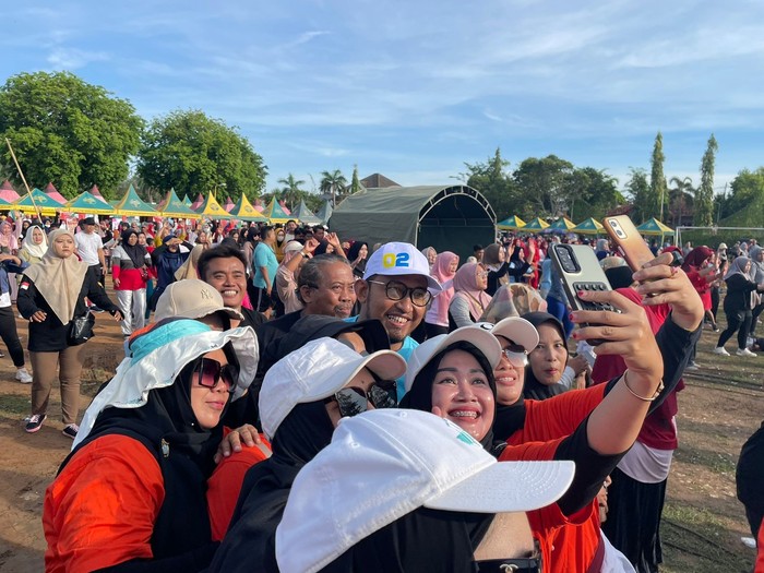 Calon Bupati Sumenep nomor urut 02, Achmad Fauzi menggelar kampanye bertajuk senam bersama di Stadion Ahmad Yani Yani, Panglegur, Sumenep.