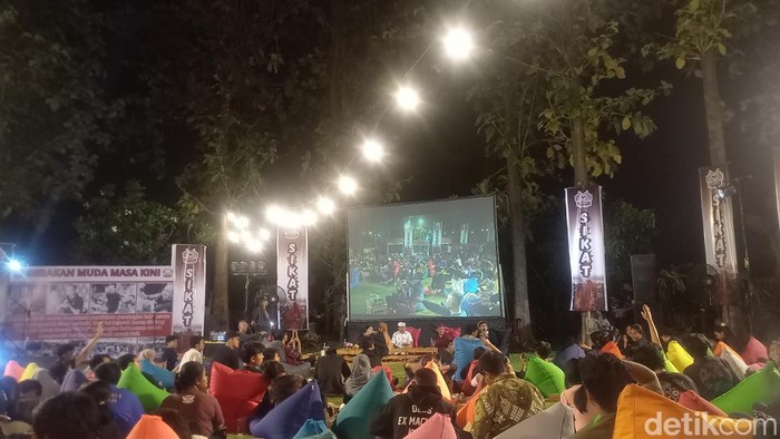Calon gubernur Bali nomor urut 2 Wayan Koster saat berdiskusi dengan anak muda Buleleng di kawasan Pantai Penimbangan, Minggu (17/11/2024).