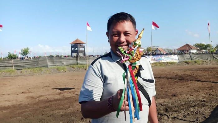 Camat Jembrana, I Kadek Agus Arianta, saat menghadiri acara Makepung di Sirkuit All In One Pengambengan beberapa waktu lalu. (I Putu Adi Budiastrawan/detikBali)