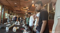 Setelah setiap cangkir diseduh, peserta diminta menunggu selama 8-10 menit. Untuk kemudian satu persatu berjalan searah jarum jam mengitari meja untuk mencicipi setiap cangkir kopinya. Foto: detikcom/Diah Afrilian
