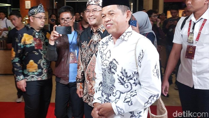 Dedi Mulyadi mengenakan tas anyaman ketika hadiri debat kedua Pilgub Jabar