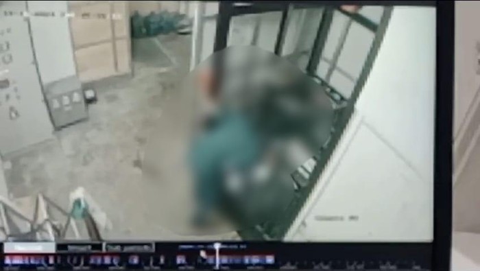 Detik-detik karyawan minimarket di Bandar Lampung terjepit lift barang hingga tewas.