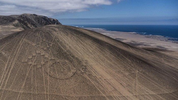 Duh, Geoglif di Gurun Raksasa Chile Dirusak Kendaraan Off-Road A drone view shows the ancient geoglyph of 'El Gigante de Tarapaca' placed on 'Unita' hill close to 'Huara' town area, in Atacama desert, Iquique, Chile October 28, 2024. REUTERS/Ivan Alvarado