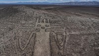 Lebih dari seribu tahun yang lalu, ratusan geoglif raksasa yang diukir di gurun di Chile utara merupakan pemandangan yang ramai. Geoglif tersebut menandai sumber air di lanskap kering yang luas dan menjadi tempat penduduk setempat berkumpul untuk berdagang kulit, hewan, dan ikan.