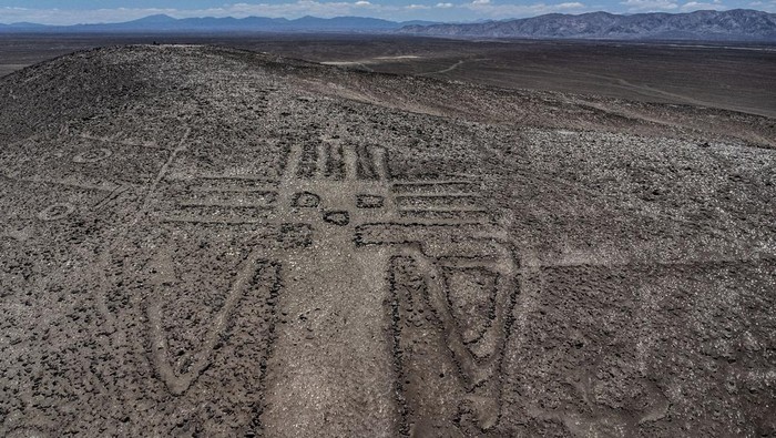 A drone view shows the ancient geoglyph of 'El Gigante de Tarapaca' placed on 'Unita' hill close to 'Huara' town area, in Atacama desert, Iquique, Chile October 28, 2024. REUTERS/Ivan Alvarado