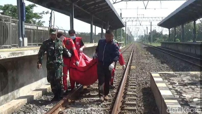 Evakuasi korban kecelakaan kereta api di Stasiun Srowot Klaten, Minggu (17/11/2024).