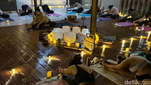 Full Moon Yoga di rooftop DS Beauty Bar, Jakarta Selatan,, Sabtu (16/11/2024)