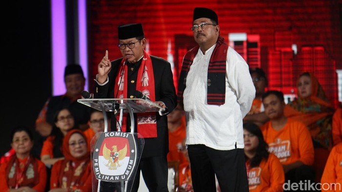 Ketiga calon gubernur DKI Jakarta menyampaikan pernyataan penutup usai debat ketiga di Hotel Sultan, Jakarta, Minggu (17/11/2024).