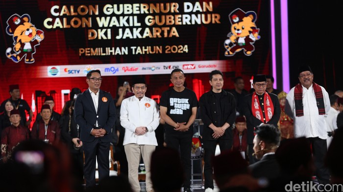 Ketiga calon gubernur DKI Jakarta menyampaikan pernyataan penutup usai debat ketiga di Hotel Sultan, Jakarta, Minggu (17/11/2024).