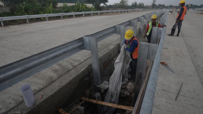 Pekerja beraktivitas di Jalan Tol Solo-Yogyakarta ruas Klaten-Prambanan di Jogonalan, Klaten, Jawa Tengah, Sabtu (16/11/2024). PT Jasamarga Jogja Solo menargetkan Desember 2024 Jalan Tol Solo-Yogyakarta ruas Klaten-Prambanan selesai dan dapat digunakan untuk jalan tol fungsional saat arus liburan Natal 2024 dan Tahun Baru 2025. ANTARA FOTO/Aloysius Jarot Nugroho/Spt.
