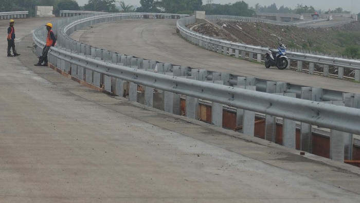 Pekerja beraktivitas di Jalan Tol Solo-Yogyakarta ruas Klaten-Prambanan di Jogonalan, Klaten, Jawa Tengah, Sabtu (16/11/2024). PT Jasamarga Jogja Solo menargetkan Desember 2024 Jalan Tol Solo-Yogyakarta ruas Klaten-Prambanan selesai dan dapat digunakan untuk jalan tol fungsional saat arus liburan Natal 2024 dan Tahun Baru 2025. ANTARA FOTO/Aloysius Jarot Nugroho/Spt.