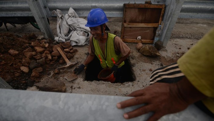 Pekerja beraktivitas di Jalan Tol Solo-Yogyakarta ruas Klaten-Prambanan di Jogonalan, Klaten, Jawa Tengah, Sabtu (16/11/2024). PT Jasamarga Jogja Solo menargetkan Desember 2024 Jalan Tol Solo-Yogyakarta ruas Klaten-Prambanan selesai dan dapat digunakan untuk jalan tol fungsional saat arus liburan Natal 2024 dan Tahun Baru 2025. ANTARA FOTO/Aloysius Jarot Nugroho/Spt.