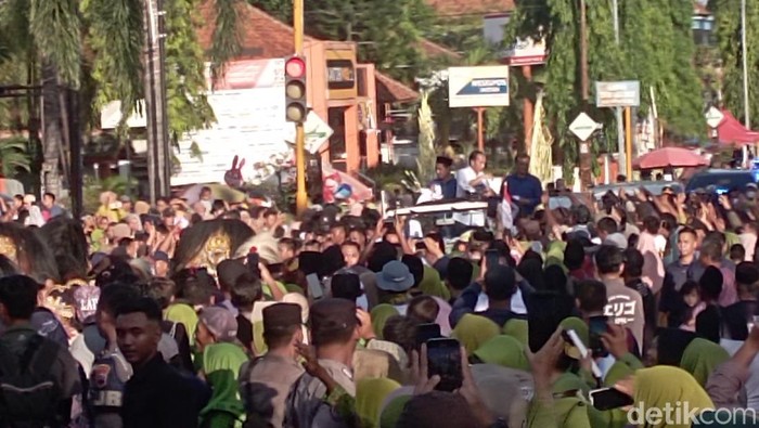 Jokowi naik hardtop saat kampanye Luthfi-Yasin di Blora, Minggu (17/11/024).