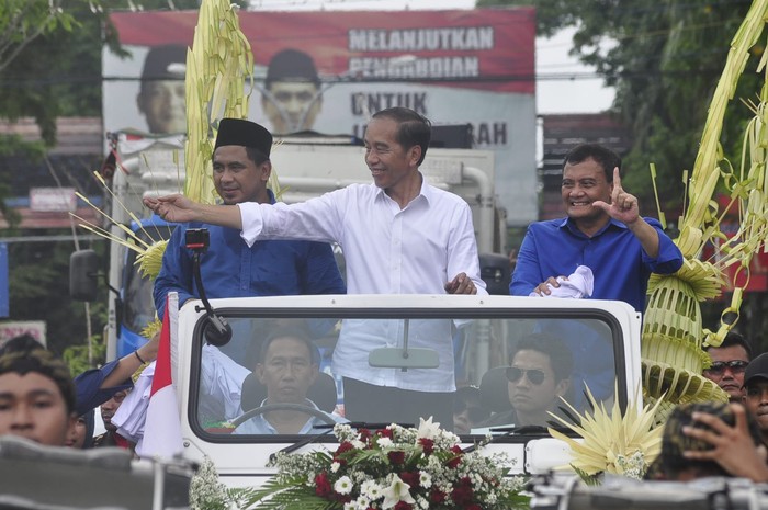 Jokowi & Luthfi-Yasin Sapa Warga Grobogan, Pawai Pakai Jeep Atap Terbuka