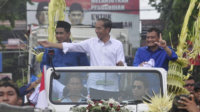 Jokowi & Luthfi-Yasin Sapa Warga Grobogan, Pawai Pakai Jeep Atap Terbuka