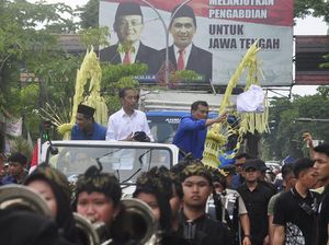 Jokowi Bareng Luthfi-Yasin Bagi-bagi Kaus di Grobogan, Warga Rela Berebut