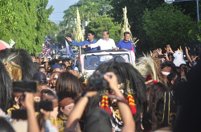 Setelah menyambangi warga Kabupaten Banyumas dan Kabupaten Tegal, Joko Widodo (Jokowi) Kembali turun menyapa warga Kabupaten Grobogan dan Blora, Minggu (17/11)