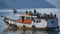 Kapal motor kayu sebagai transportasi orang maupun logistik kebutuhan sehari-hari antarpulau di Flores Timur maupun kabupaten lain di sekitarnya. 