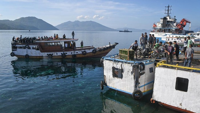 Kapal Motor Kayu Jadi Andalan Transportasi Antarpulau di NTT Sejumlah warga menumpang kapal motor saat melintas di Selat Gonzalu, Larantuka, Kabupaten Flores Timur, NTT, Minggu (17/11/2024). Kapal motor kayu bertarif Rp10 ribu - Rp50 ribu per orang dan Rp25 ribu - Rp50 ribu per unit sepeda motor tersebut menjadi tumpuan bagi masyarakat setempat sebagai transportasi orang maupun logistik kebutuhan sehari-hari antarpulau di Flores Timur maupun kabupaten lain di sekitarnya. ANTARA FOTO/Aditya Pradana Putra/nym.