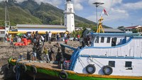 Sejumlah warga bersiap memasuki kapal motor di Pelabuhan Larantuka, Kabupaten Flores Timur, NTT, Minggu (17/11/2024).