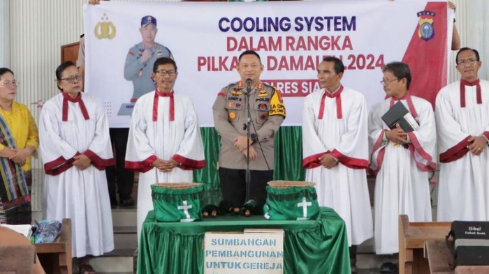 Kapolres Siak AKBP Asep Sujarwadi mengunjungi jamaat gereja di HKBP Zamrud. (Dok. Polres Siak)