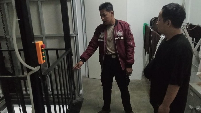 Karyawan minimarket di Bandar Lampung tewas terjepit lift barang.