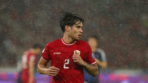 Aksi Kevin Diks di laga Indonesia vs Jepang dalam lanjutan Kualifikasi Piala Dunia 2026.