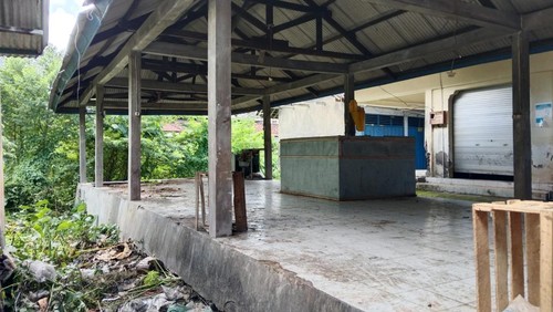 Kondisi Pasar Umum Melaya di Kabupaten Jembrana, Bali, yang kurang perhatian pascabanjir bandang dua tahun lalu. Bangunan rusak dan banyak los kosong di dalam pasar. (Foto: Dok. Istimewa)