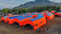 Pengungsi tersebar di delapan posko pengungsian dan secara mandiri di tenda-tenda swadaya maupun di rumah penduduk.  